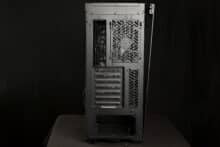 Cooler Master MasterBox 520 von hinten mit geöffneter Scheibe