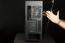 Cooler Master MasterBox 520 von hinten und zwei Hände nehmen die Scheibe ab