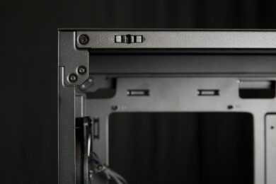 oberes linkes Eck eines Computergehäuses von der Seite.