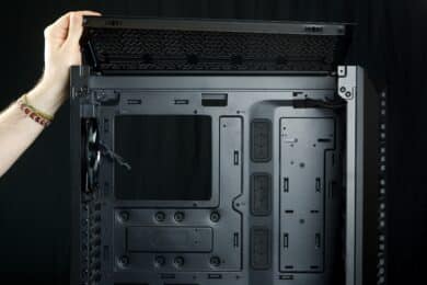 Die Oberseite des Cooler Master MasterBox 520 wird nach oben geklappt