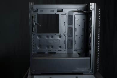 Cooler Master MasterBox 520 von der Seite, nachdem alle Abdeckungen entfernt wurden