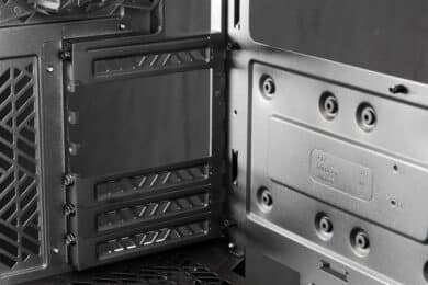 Erweiterungskartenslots am Cooler Master MasterBox 520, davon drei entfernt