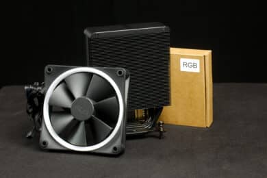 Lüfter, Kühlkörper und braune Zubehör-Box von NZXT T120 RGB