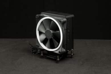 NZXT T120 RGB Kühler mit Lüfter von schräg vorne