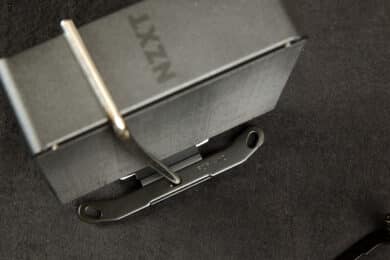 Ein Schraubendreher steckt in der Schraube zum Wechseln der Brackets.