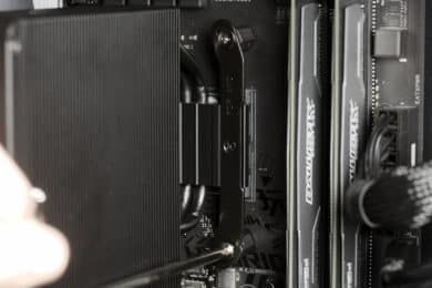 Kühler wird festgeschraubt.