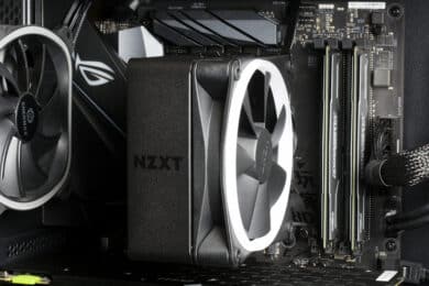 Der auf einem Mainboard fertig montierte NZXT T120 RGB mit Lüfter.