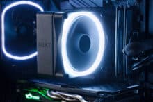 Luftkühler NZXT T120 RGB mit weißer Beleuchtung im Einsatz