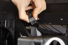 Der Stromanschluss für den Prozessor wird von oben ans Mainboard geführt