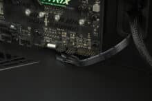 Frontpanel-Anschlüsse werden von rechts an die Pins geführt