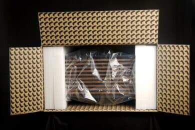Offene Verpackung vom Fractal Design North mit Blick auf die Front