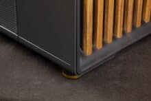 Standfuß und vordere linke Kante an der Unterseite des Fractal Design North