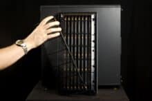 Der Staubfilter wird entnommen.