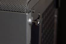 Kante mit gelöster Seitenpanelschraube am Fractal Design North