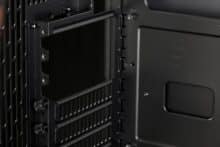 Drei herausgenommene Erweiterungskartenabdeckungen.