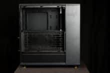 Lüfterhalterung im offenen Gehäuse unten angebracht