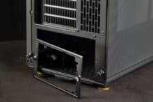 Abgenommene Netzteilhalterung an der Rückseite des Fractal Design North