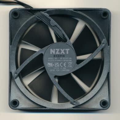 Neutrale Aufnahme vom Lüfter NZXT F120 RGB von hinten