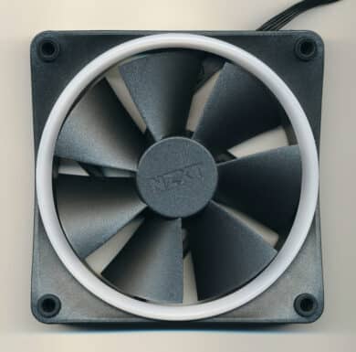 Neutrale Aufnahme vom Lüfter NZXT F120 RGB von vorne
