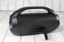 Offener Blick auf die Anschlüsse auf der Rückseite