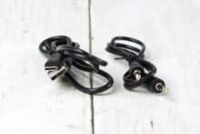 USB-Kabel und Klinkenkabel mit Nahaufnahme der Anschlüsse