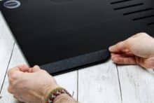 Die Handballenauflage wird aufgeklebt