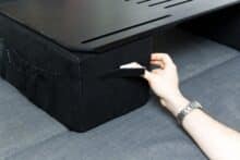 Klettband wird an der Vorderseite eines Kissens aufgeklebt