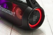 Tronsmart Bang SE leuchtend von der Seite