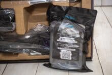 Zubehörpaket vor der geöffneten Verpackung