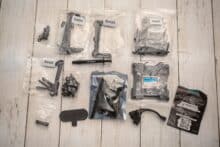 Montagematerialien in Plastiktüten.