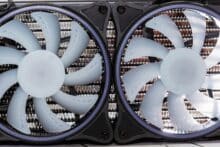 Zwei auf den Radiator montierte Lüfter.