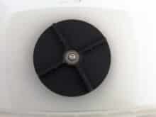 Antriebsscheibe des Waschbehälters. Sie dreht sich im Betrieb und wirbelt die Flüssigkeit umher.