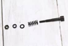 Schraube, Feder, Unterlegscheiben und Mutter