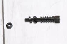 Teile werden um Schraube gesetzt