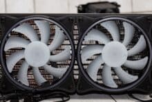 Zwei Lüfter auf einem Radiator
