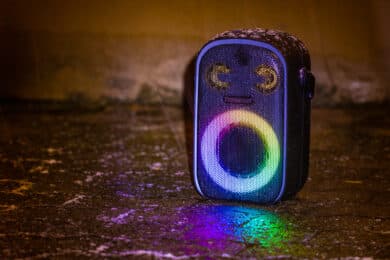 Tronsmart Halo 100 leuchtet im Schneeregen