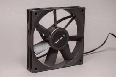 Schwarzer DeepCool Lüfter von schräg vorne