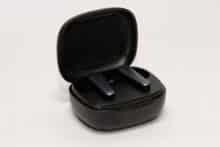 Geöffnete Ladebox mit EarFun Air Pro 3