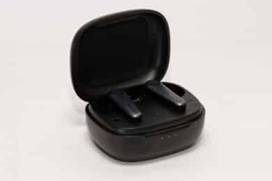 Geöffnete Ladebox mit EarFun Air Pro 3