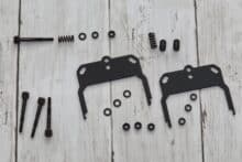 Einzelteile zur Montage der Alphacool Eisbaer Aurora HPE Edition 360 CPU AIO im montierten Zustand auf AMD-Mainstream-Sockeln