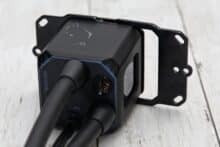 Montageplatte wird an der Alphacool Eisbaer Aurora HPE Edition 360 CPU AIO befestigt