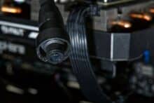 Geöffneter Schnellverschluss mit Wassertropfen