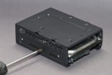 Festplatte wird im Festplattenkäfig festgeschraubt