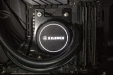 Leuchtendes Xilence Logo auf der Pumpeneinheit