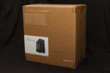 Großer brauner Verpackungskarton mit weißer Ecke und Produktaufdruck