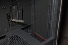 Staubfilter an der Gehäusefront und Halterung für Grafikkarten.