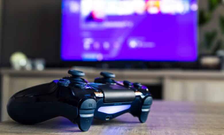 PS4-Controller am PC nutzen: Bild zeigt den DUALSHOCK-4-Controller vor einem Fernseher.