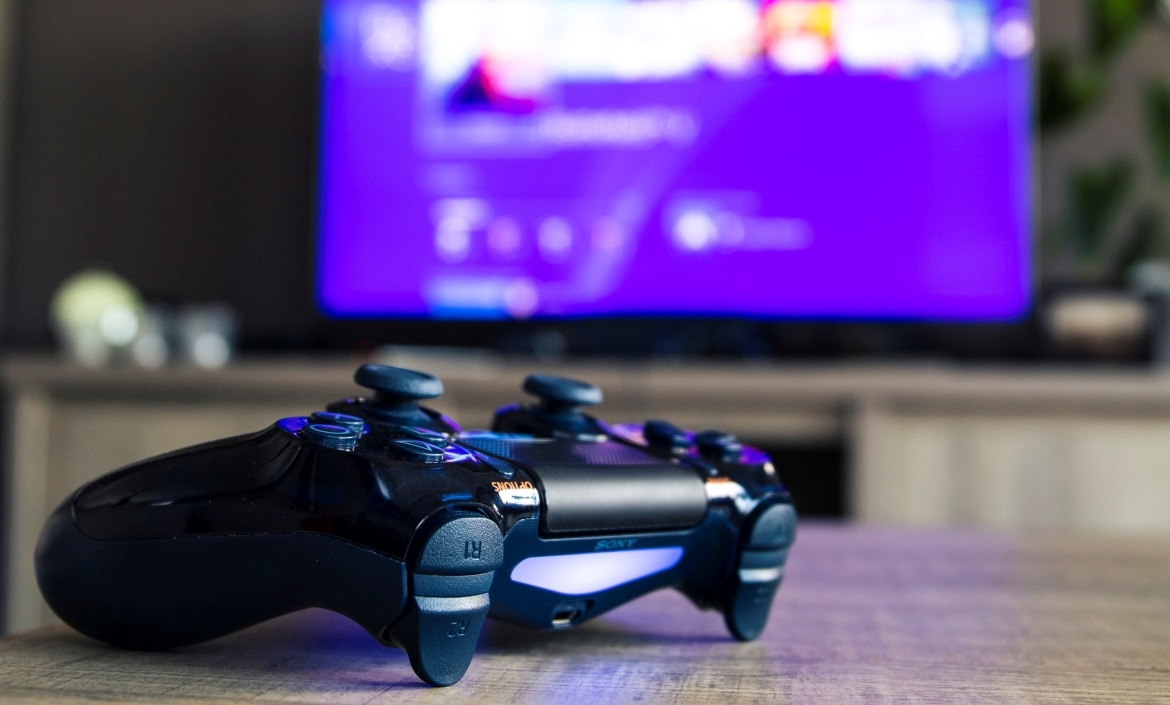 PS4-Controller am PC nutzen: Bild zeigt den DUALSHOCK-4-Controller vor einem Fernseher.