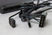 Mehrere Stecker an schwarzen Kabeln