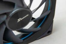 Blauer Zierstreifen im Lüfterrahmen